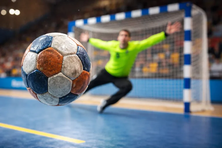 Handball im Siebenmeterwurf aus Torwart-Perspektive in leuchtender Bundesliga-Halle